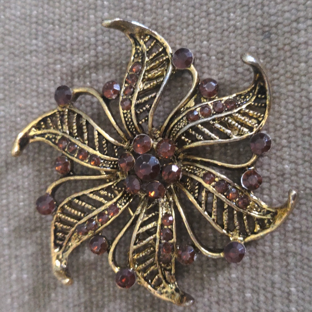 Vintage Starburst Gold tone Brooch Pin With Reddish Brown Rhinestones., 2+" Box